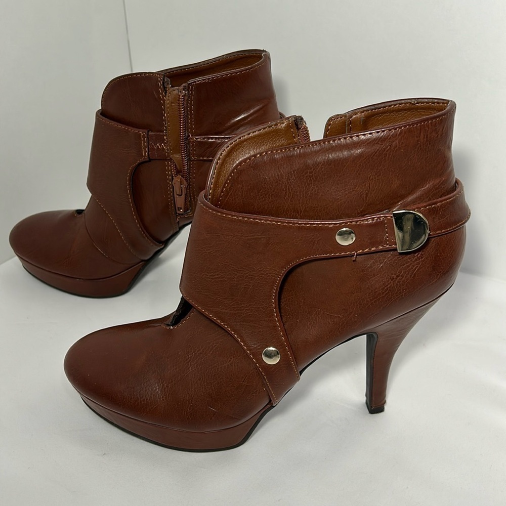 KENNETH COLE UNLISTED Size 8MHigh Heel Ankle Boots Womens Zipper‎ Brown.